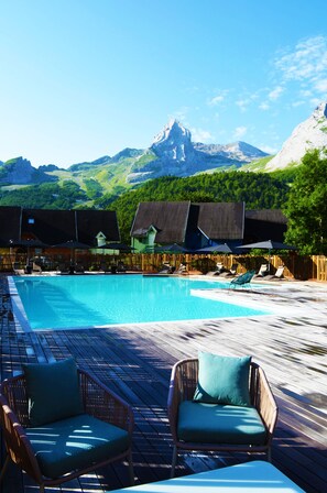 Una piscina al aire libre de temporada