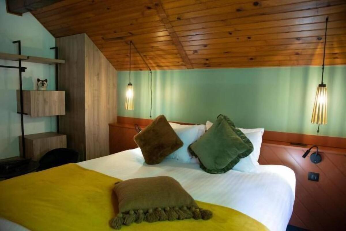 2 bedrooms, premium bedding, pillow-top beds, in-room safe