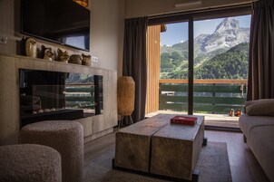 高级木屋, 2 间卧室, 山景 | 起居区 | 30-厘米电视 （配备有线频道）、壁炉