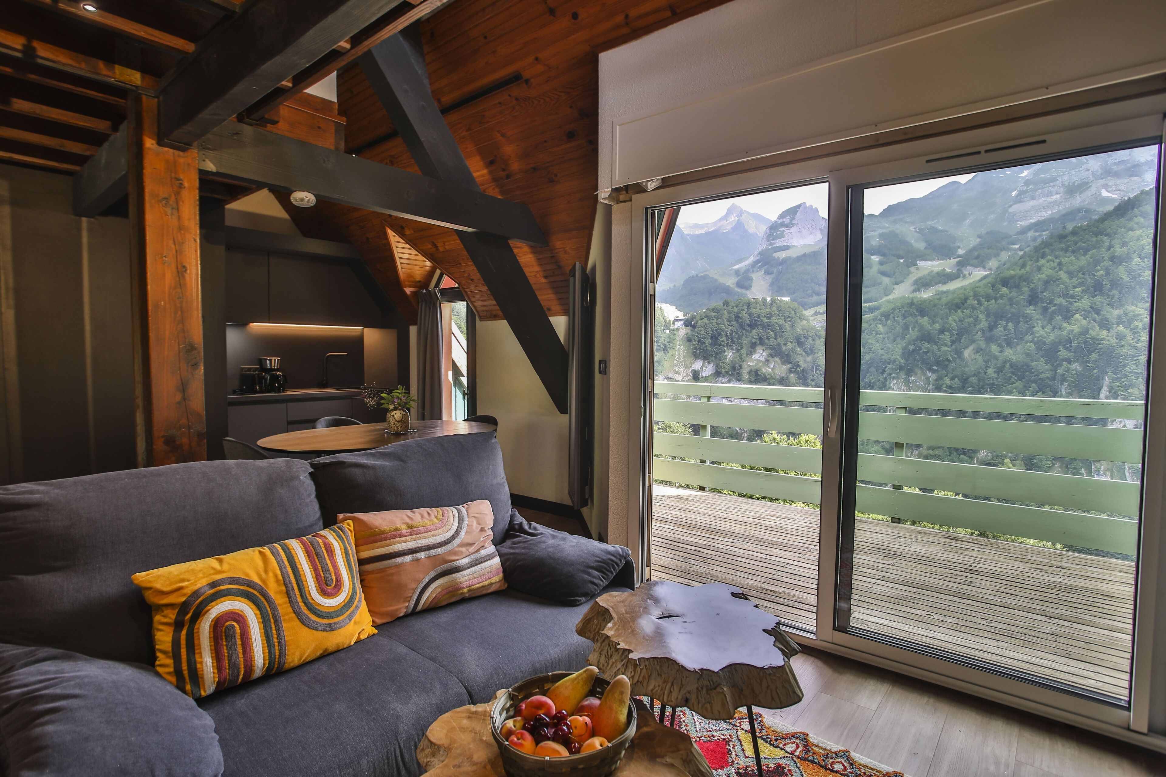 Superior chalet, 2 slaapkamers, uitzicht op bergen | Woonruimte | Een 30-cm televisie met kabelzenders en een open haard