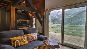 Superior chalet, 2 slaapkamers, uitzicht op bergen | Woonruimte | Een 30-cm televisie met kabelzenders en een open haard