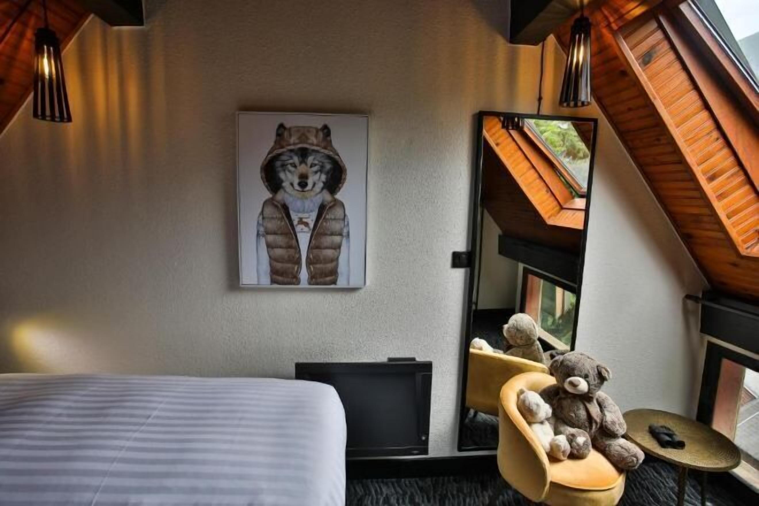 أغطية فراش متميزة وأسرّة بطبقة علوية مريحة وخزنة داخل الغرفة