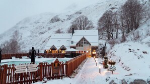 A snow-covered lodge with a reception, bar, and restaurant. - ISKÖ Chalets Hotel (Eaux-Bonnes)