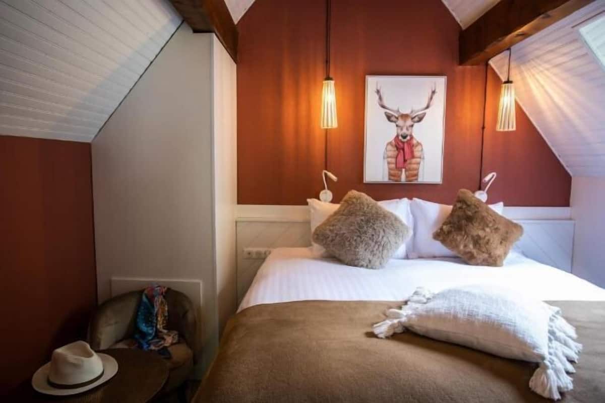 2 bedrooms, premium bedding, pillow-top beds, in-room safe