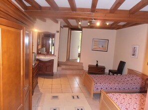 6 slaapkamers, een strijkplank/strijkijzer, wifi, beddengoed