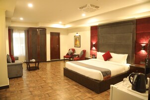 Executive Room | Down comforters, minibar, in-room safe, desk