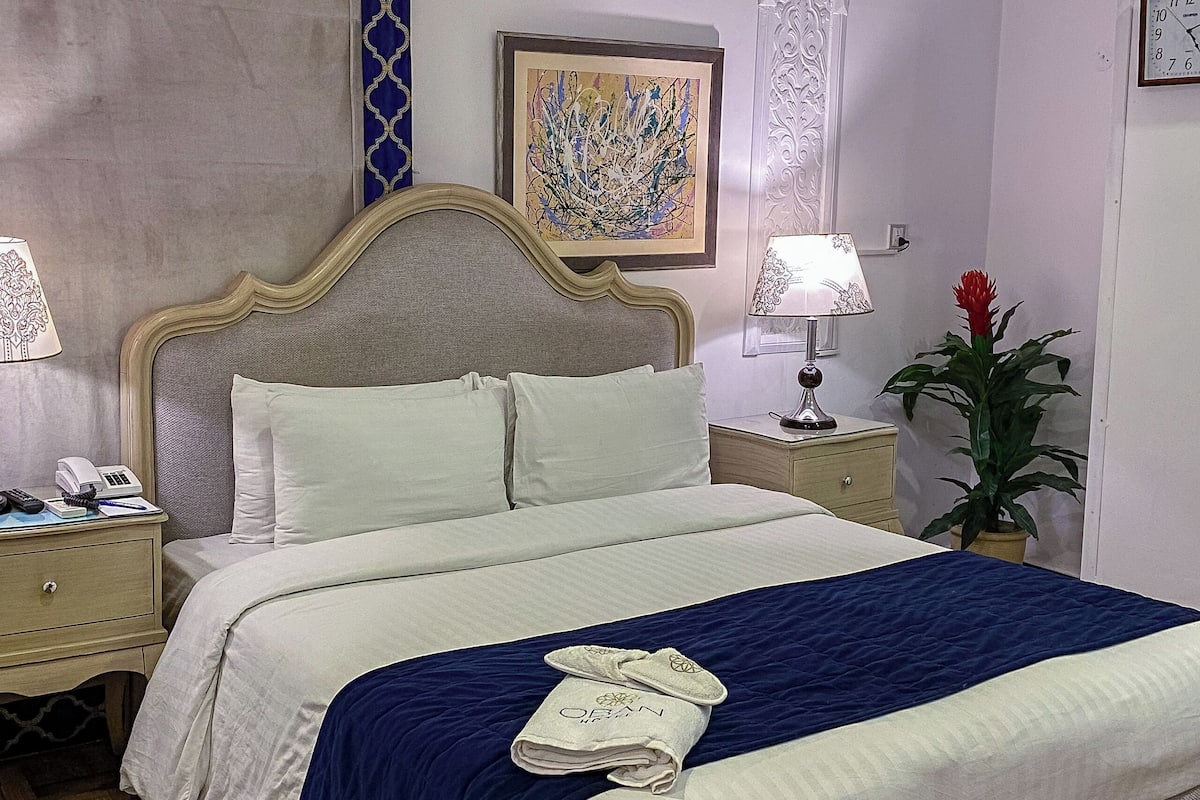 Deluxe Room | Bar mini, peti besi dalam bilik, meja, ruang kerja komputer riba