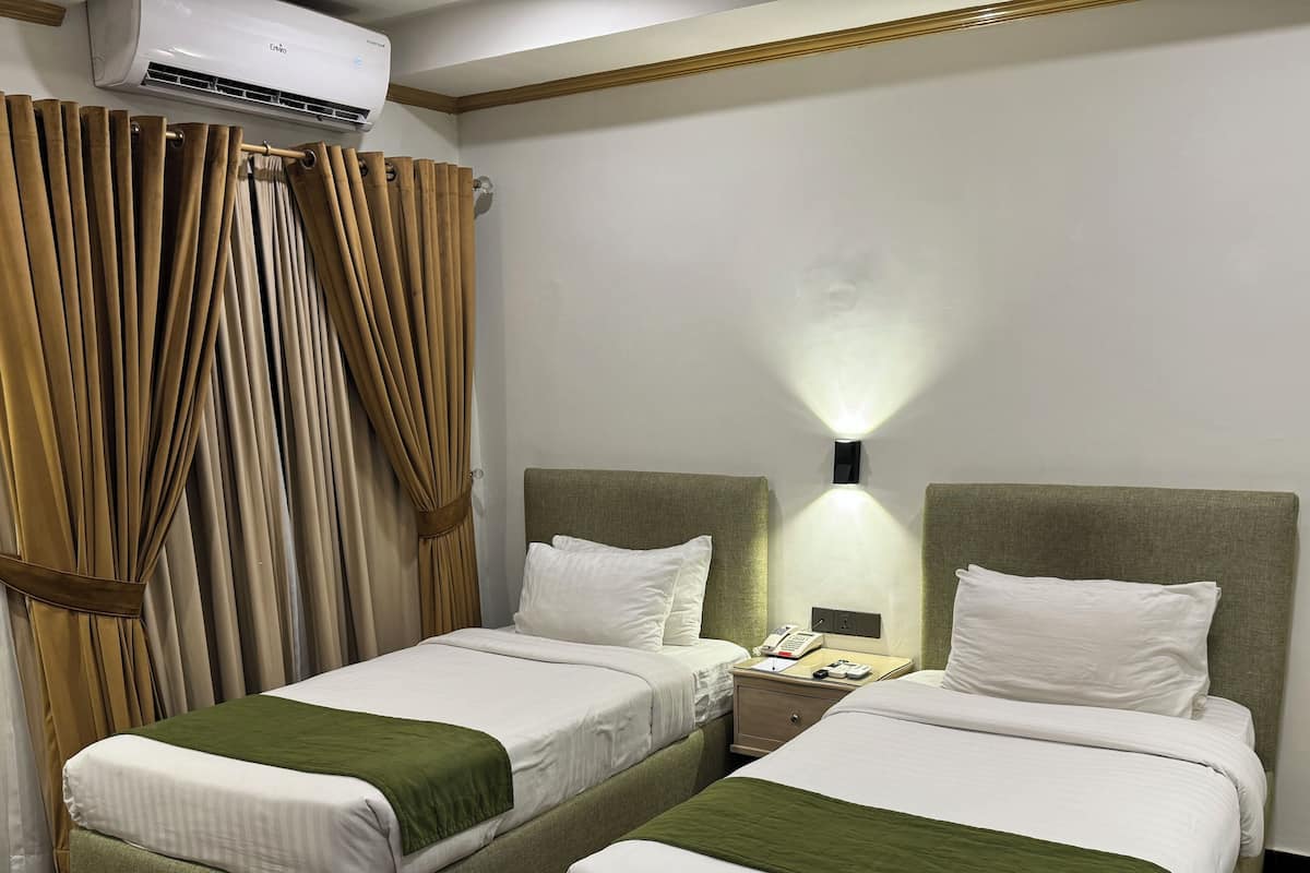 Deluxe Twin Room | Bar mini, peti besi dalam bilik, meja, ruang kerja komputer riba