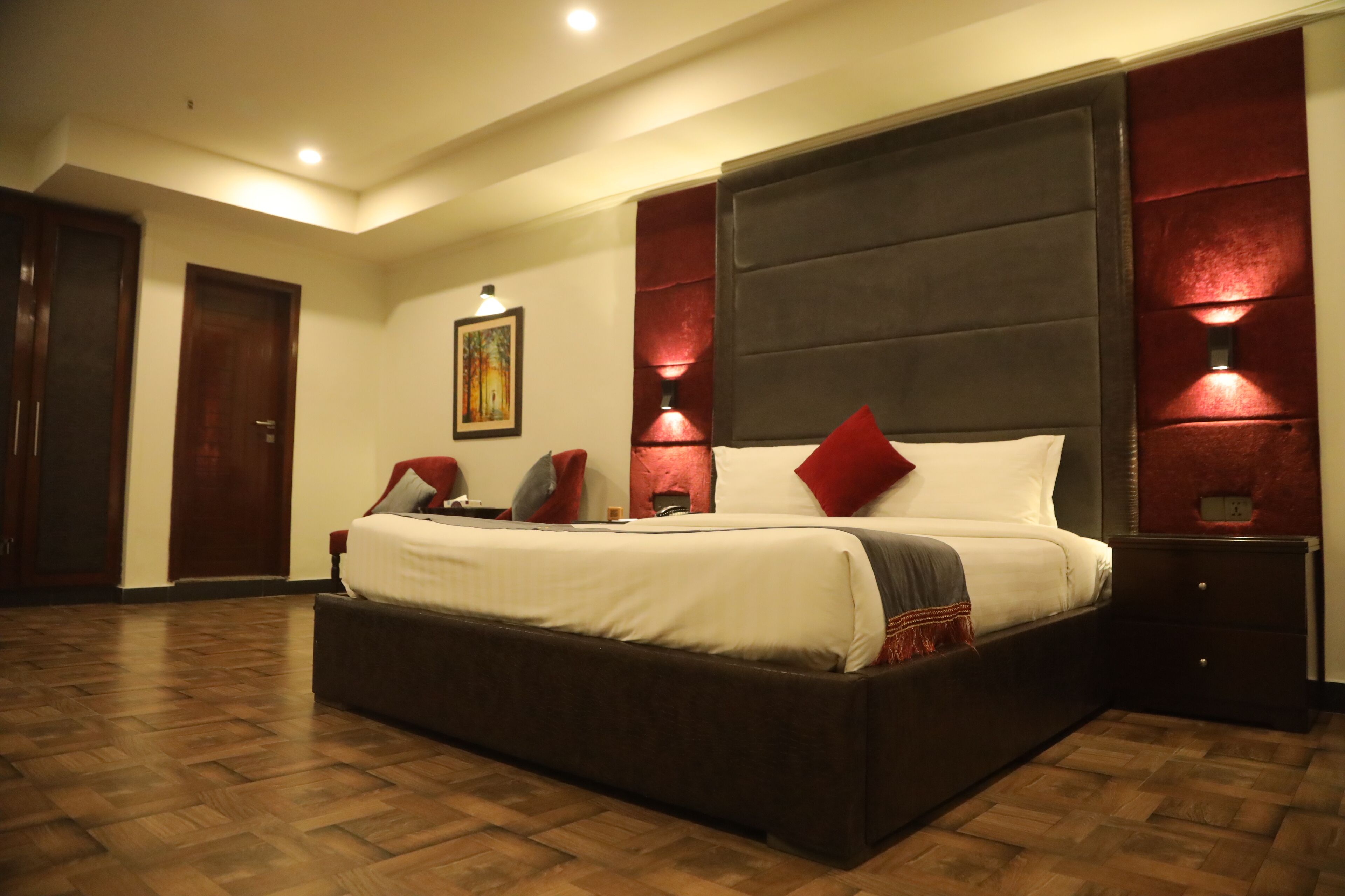 Executive Room | Down duvets, minibar, in-room safe, desk