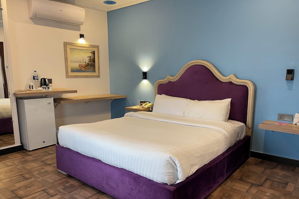 Bar mini, peti besi dalam bilik, meja, ruang kerja komputer riba