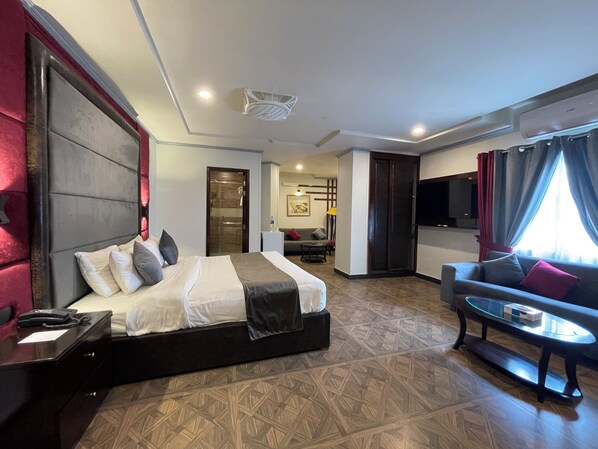 Minibar, in-room safe, desk, laptop workspace - OBAN Hotel (Lahore)