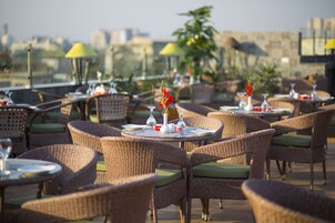 Se sirven desayunos, almuerzos y cenas; cocina india