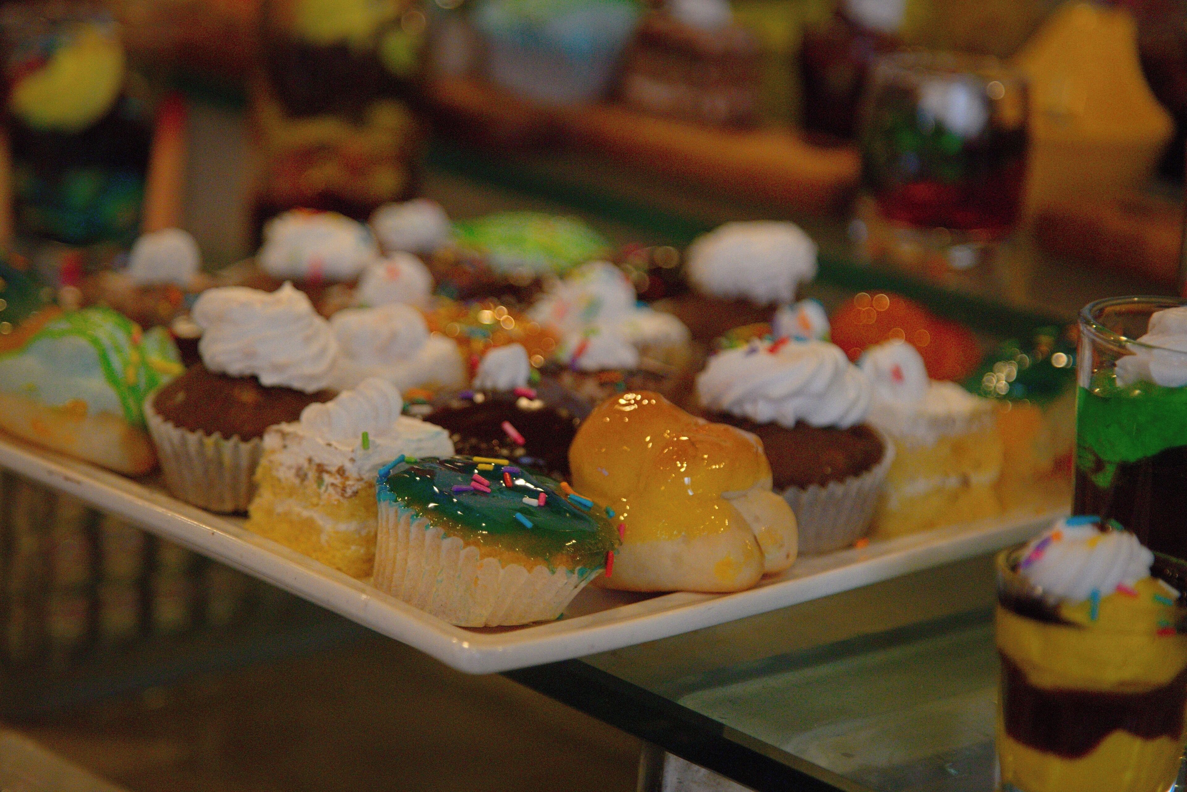 Diverse desserts op een dienblad.