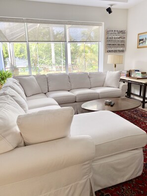 Smart TV, fireplace, books - Relax and Play: Private Pool, Hot Tub, Pickleball, Tennis, Basketball. (Sarasota)