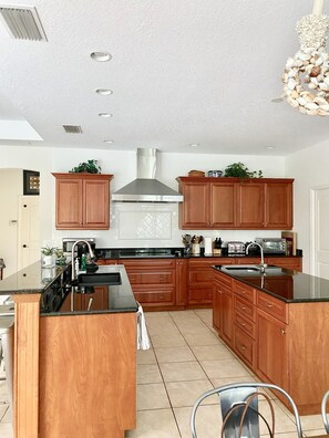 Fridge, microwave, oven, stovetop - Relax and Play: Private Pool, Hot Tub, Pickleball, Tennis, Basketball. (Sarasota)