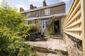 Outdoor dining - Stunning 2 Bed Cottage in Fordwells (Fordwells)