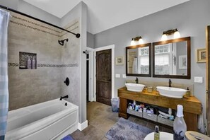 Hiustenkuivaaja, pyyhkeet, vessapaperi