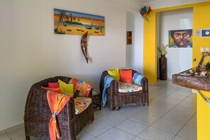 Coin salon dans le hall