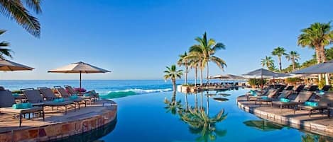 Una piscina al aire libre, una piscina climatizada