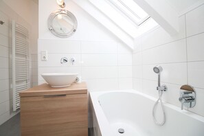 Bathtub, hair dryer, toilet paper - High-quality holiday home with sauna for up to 6 people on two levels (Greetsiel)
