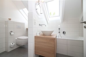 Een bad, een haardroger, toiletpapier