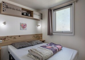 2 bedrooms, bed sheets - 2 Bed - Sleeps 4 - On-Site Activities - Near Beach (Saint-Jean-de-Monts)