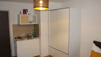 1 bedroom, Egyptian cotton sheets, premium bedding, down comforters