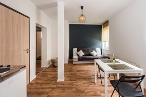 Suite (Camelia) | Opholdsområde | 80-centimeters fladskærms-tv med kabelkanaler, tv