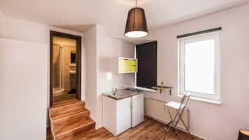 City-Einzelzimmer, 1 Schlafzimmer (Ortensia) | Eigene Küche | Kühlschrank, Herdplatte, Kochgeschirr/Geschirr/Besteck