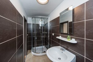 Dusche, Haartrockner, Handtücher, Seife