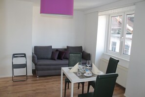 80-centimeters platt-tv med kabelkanaler och tv