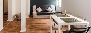 Suite (Camelia) | Coin séjour | Télévision à écran plat de 80 cm avec chaînes par câble, télévision