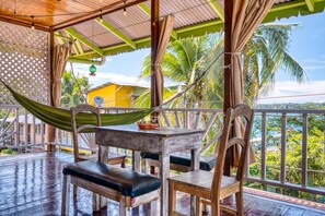 Terrace/patio - Lula's Bed & Breakfast (Bocas del Toro)