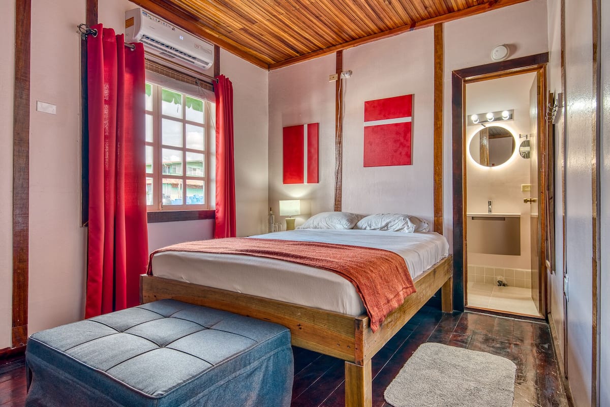 Deluxe Double Room, Berbilang Katil | Peralatan tempat tidur premium, peti besi dalam bilik