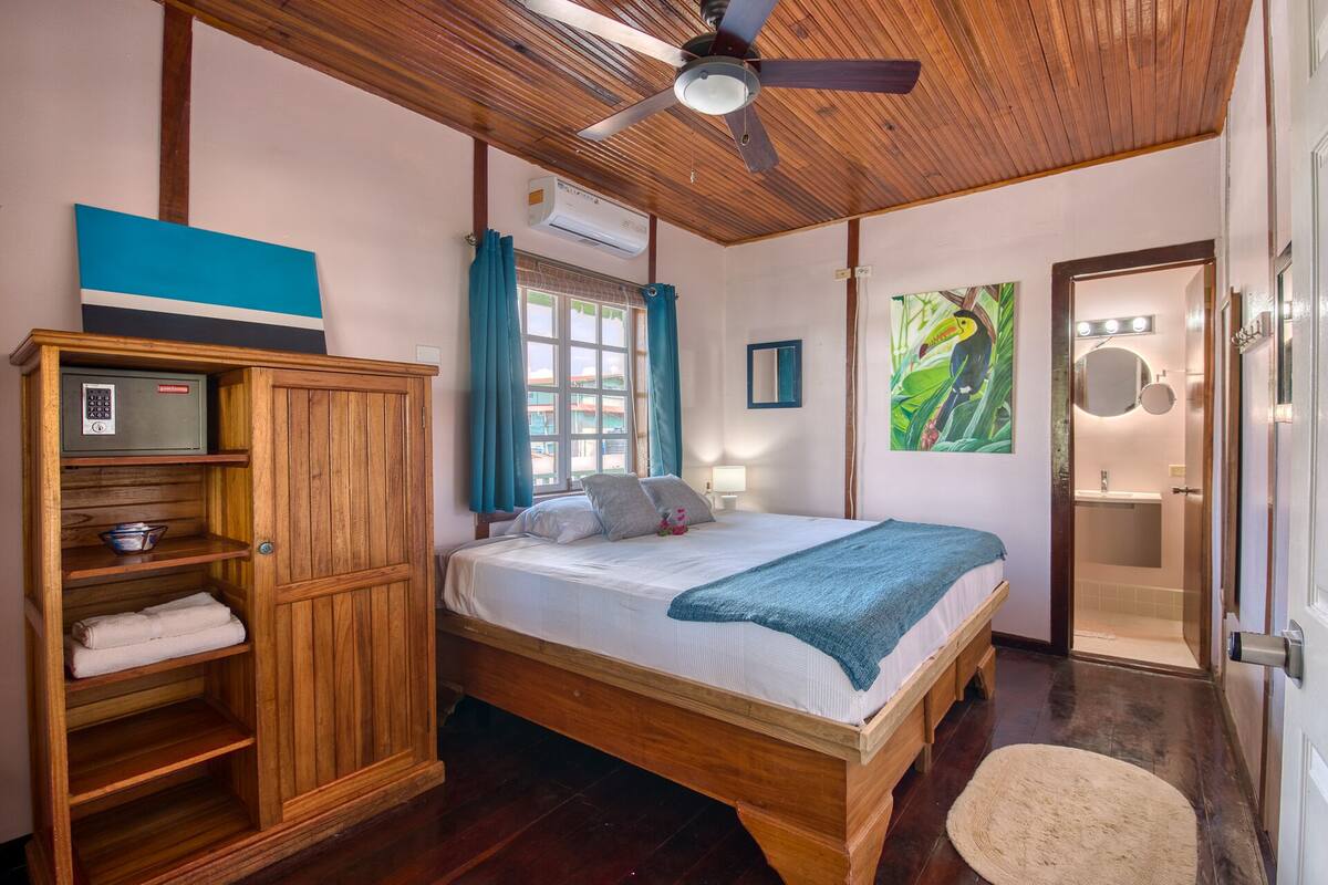 Exclusive Double Room | Peralatan tempat tidur premium, peti besi dalam bilik