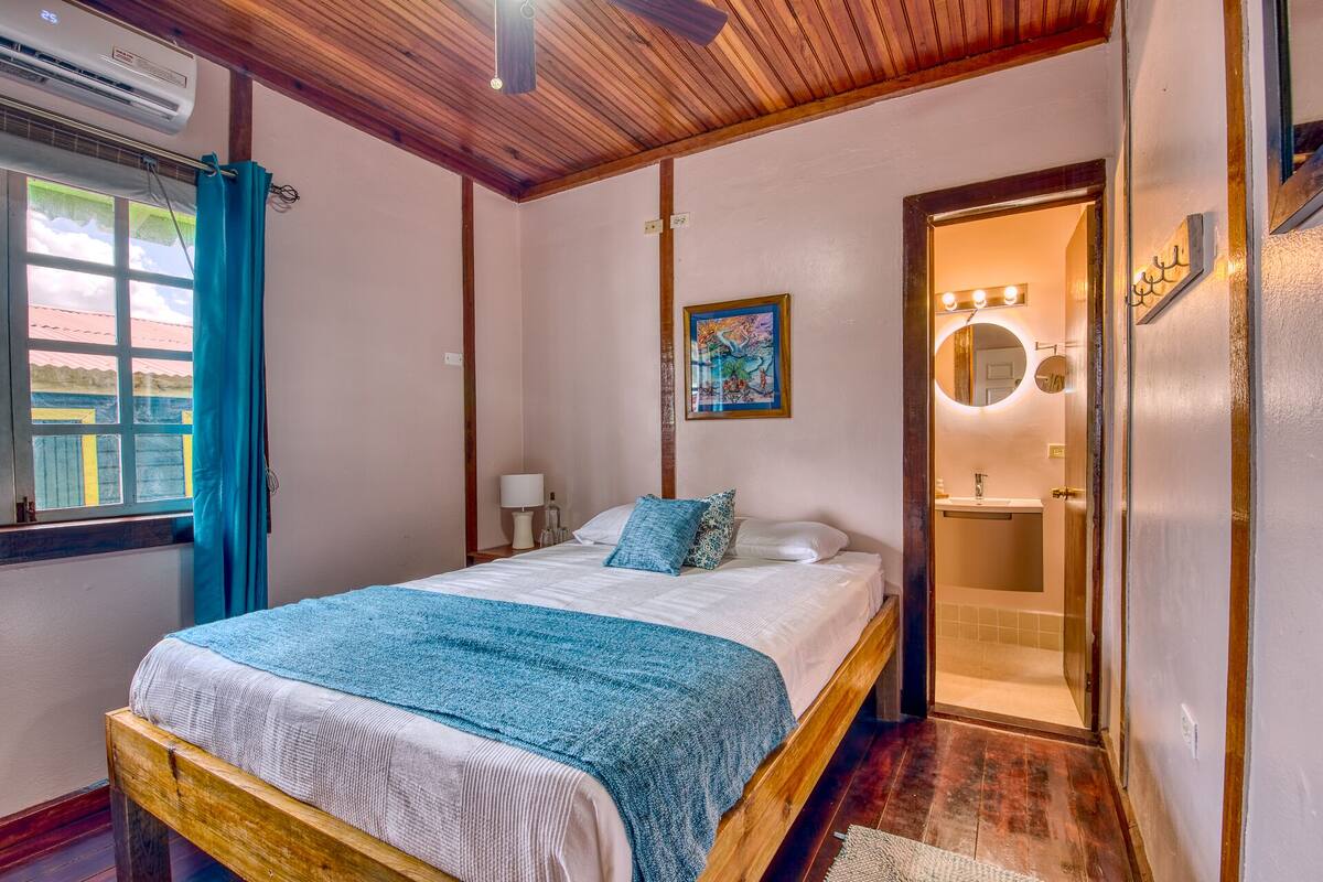 Comfort Double Room | Peralatan tempat tidur premium, peti besi dalam bilik