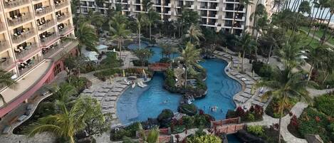 Een buitenzwembad en een verwarmd zwembad