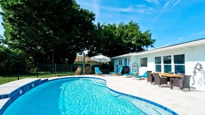 Outdoor pool, a heated pool - Riverview Breeze - Heated Pool,1 Level, Sleeps 16, 15min walk to beach! (Bradenton)
