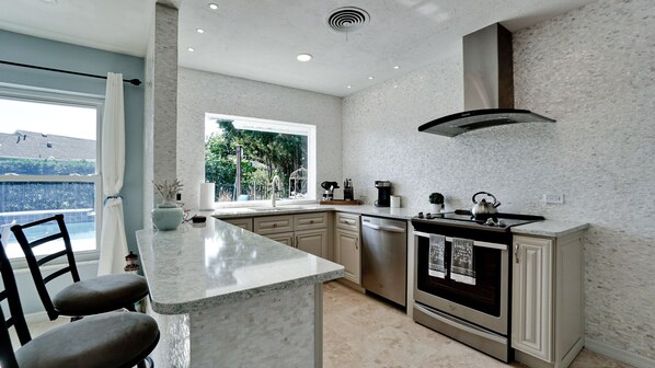 冰箱、微波炉、烤箱、炉灶