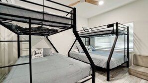 4 bedrooms, desk, iron/ironing board, free WiFi - Riverview Breeze - Heated Pool,1 Level, Sleeps 16, 15min walk to beach! (Bradenton)