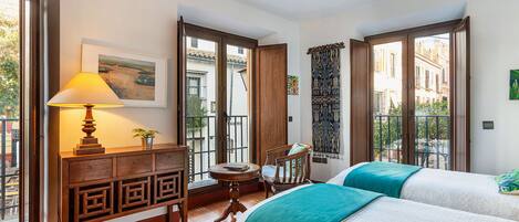 4 habitaciones, tabla de planchar con plancha, wifi y ropa de cama