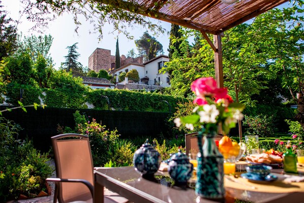 Outdoor dining - Fantastic Carmen house in the Albaicín. Carmen del Ciprés (Granada)