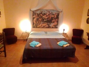 Deluxe tweepersoonskamer, gemeenschappelijke badkamer | Beddengoed