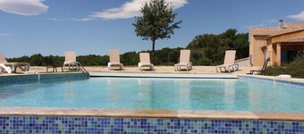 Large estate with private pool at the foot of the luberon