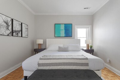 Brilliant Downtown Chicago 3-Bedroom Condominium