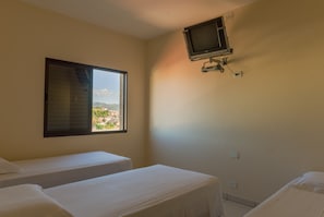 Quadruple Room, Multiple Beds | Desk, free WiFi, bed sheets - OYO Hotel Lambert (Cambui)