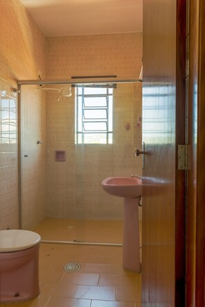 Quadruple Room, Multiple Beds | Bathroom
