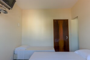 Vierbettzimmer, Mehrere Betten | Schreibtisch, kostenloses WLAN, Bettwäsche