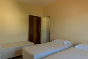 Vierbettzimmer, Mehrere Betten | Schreibtisch, kostenloses WLAN, Bettwäsche