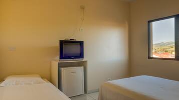 Quarto triplo, várias camas | Escrivaninha, Wi-Fi de cortesia, roupa de cama